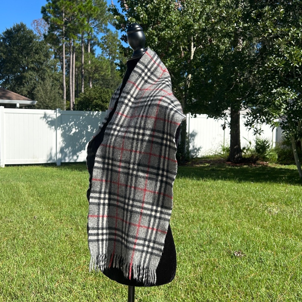 Burberrys’ Of London 100% lambswool scarf - Picture 4 of 11